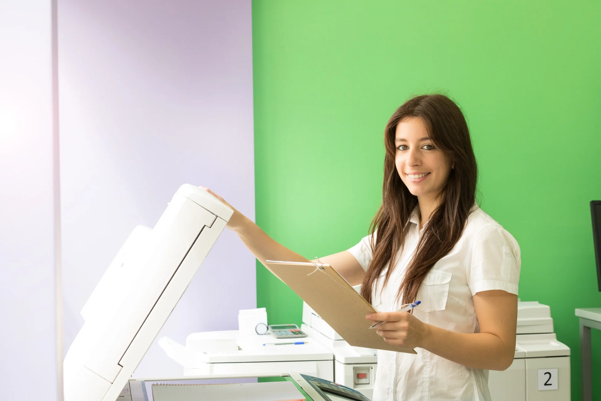 Étudiant utilisant une imprimante dans un centre de copie