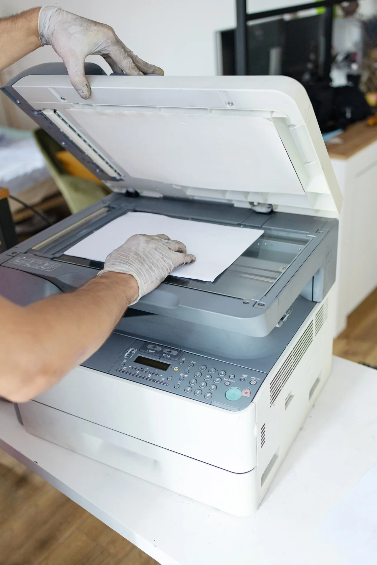 Technicien certifié en intervention de maintenance sur un photocopieur professionnel